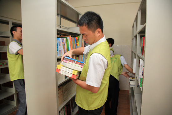 義工隊隊長鄭子欣幫忙整理圖書